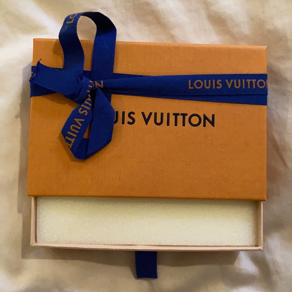 Louis Vuitton Box w Ribbon